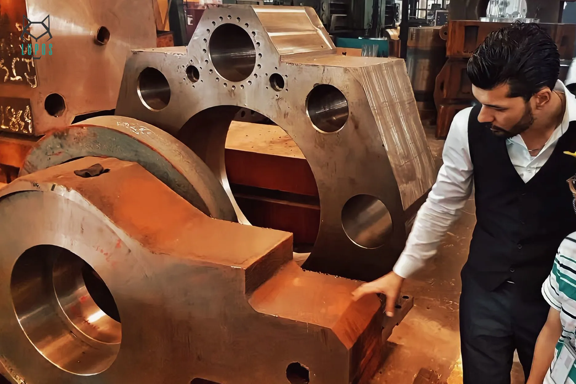 Lupos Dış Ticaret CEO'su, Türk firmaları için Çin'deki bir fabrikada ağır sanayi makinelerini yerinde denetliyor.