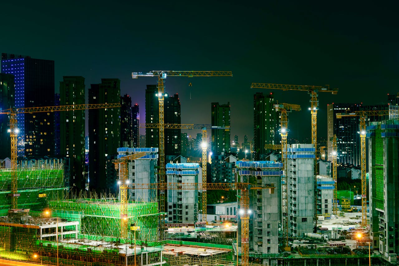 Çin’de yarım kalan konut projeleri ve vinçlerle dolu inşaat alanı