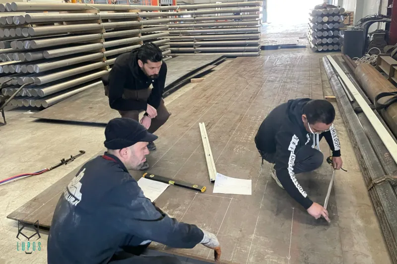 Çin’de bir üretici fabrikasında kalite kontrol kapsamında ölçüm yapılan denetim süreci.