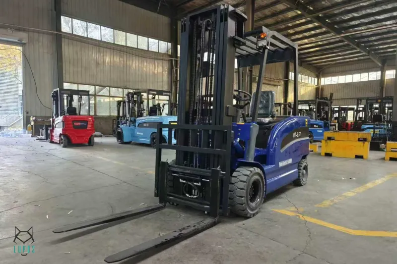 Çin’den ithal edilen mavi forkliftin depo ortamındaki teslimat sonrası görüntüsü.