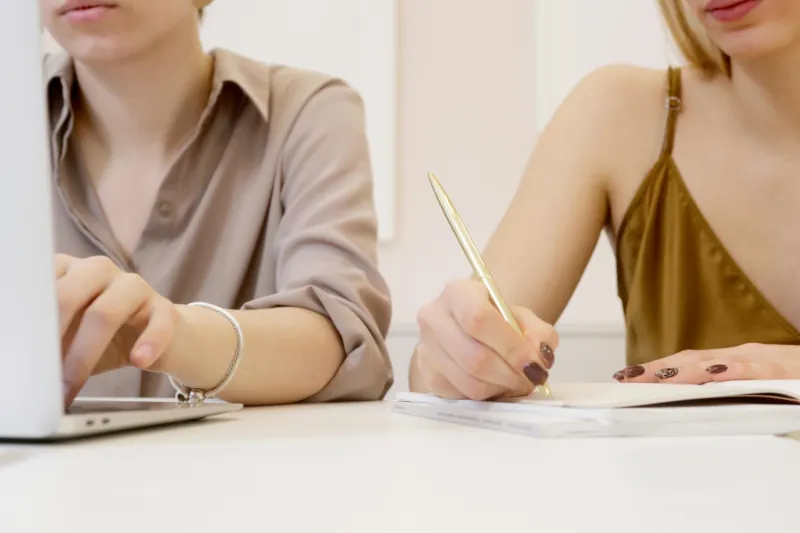 Çin’den ithalat için ürün araştırmasında gümrüklenmiş maliyet analizi yapılan çalışma ortamı.