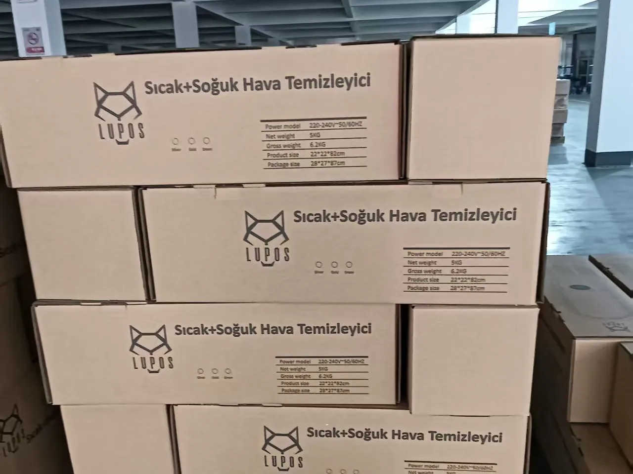 Lupos logolu hava temizleyici kolileri fabrikada palet üzerinde sevkiyat öncesi