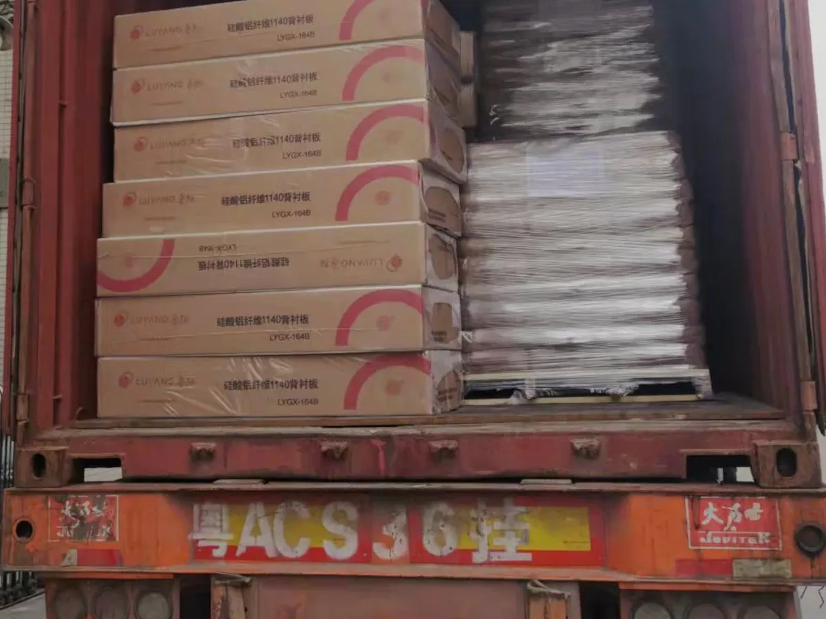 Menşe tarafında yükleme sürecinde ihracat kolilerinin bir konteyner kamyonunun arkasına yüklenmesi