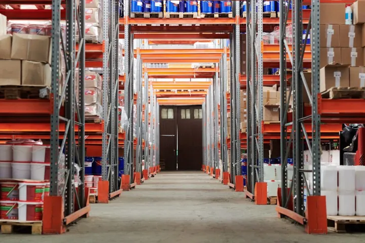 Depoda istiflenmiş fazla stok.